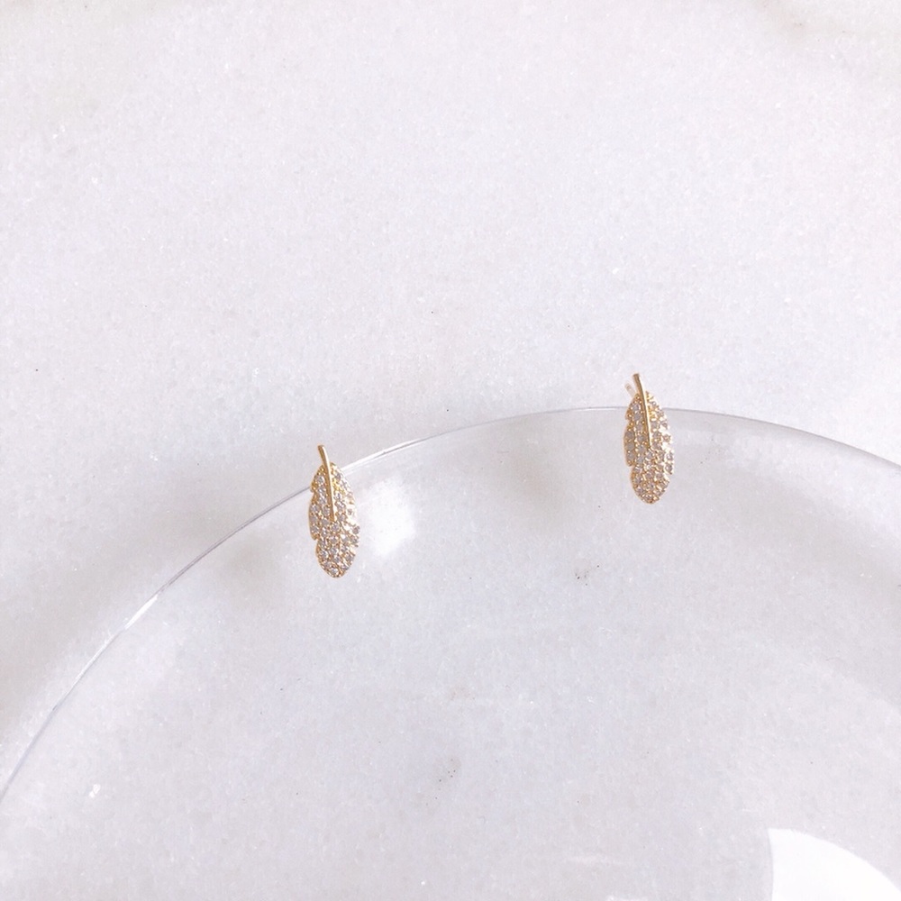 Golden leaf 🍃 stud earrings